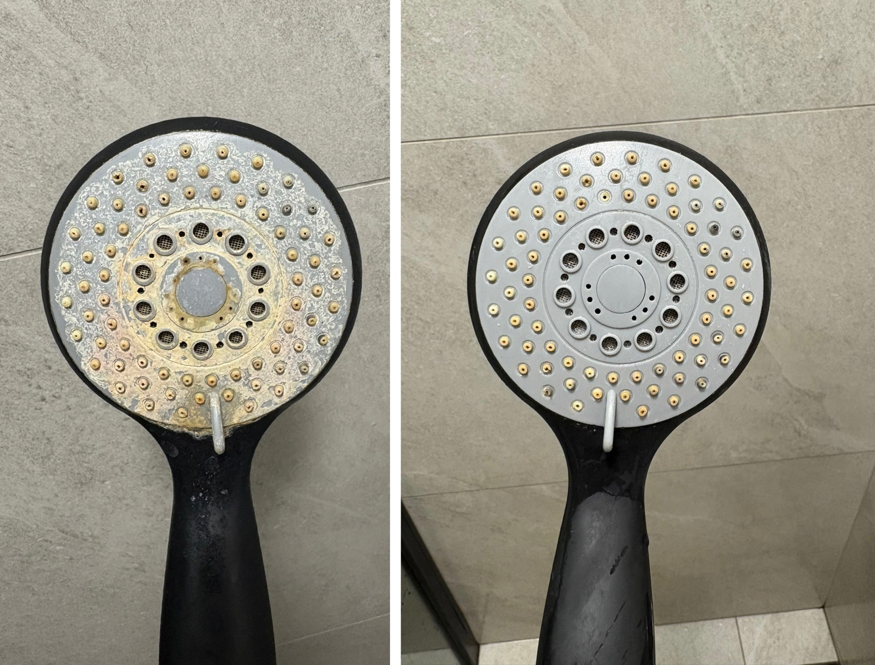 Głowica prysznicowa przed i po czyszczeniu: po lewej zakamieniona, po prawej lśniąca czystością. Efekt sprzątania, widok z góry na tle płytek.