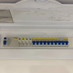 Rozdzielnica natynkowa z wyłącznikiem RCD 40A/30mA oraz 8 obwodami zabezpieczonymi wyłącznikami nadprądowymi marki Schrack. Estetyczne i czytelne oznaczenie torów zasilania zgodnie z funkcją obwodu – w tym gniazda, oświetlenie oraz urządzenia kuchenne.