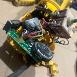 Nie tylko wymieniam części – rozumiem, jak działa elektronika, dzięki czemu skutecznie naprawiam to, co inni spisują na straty.