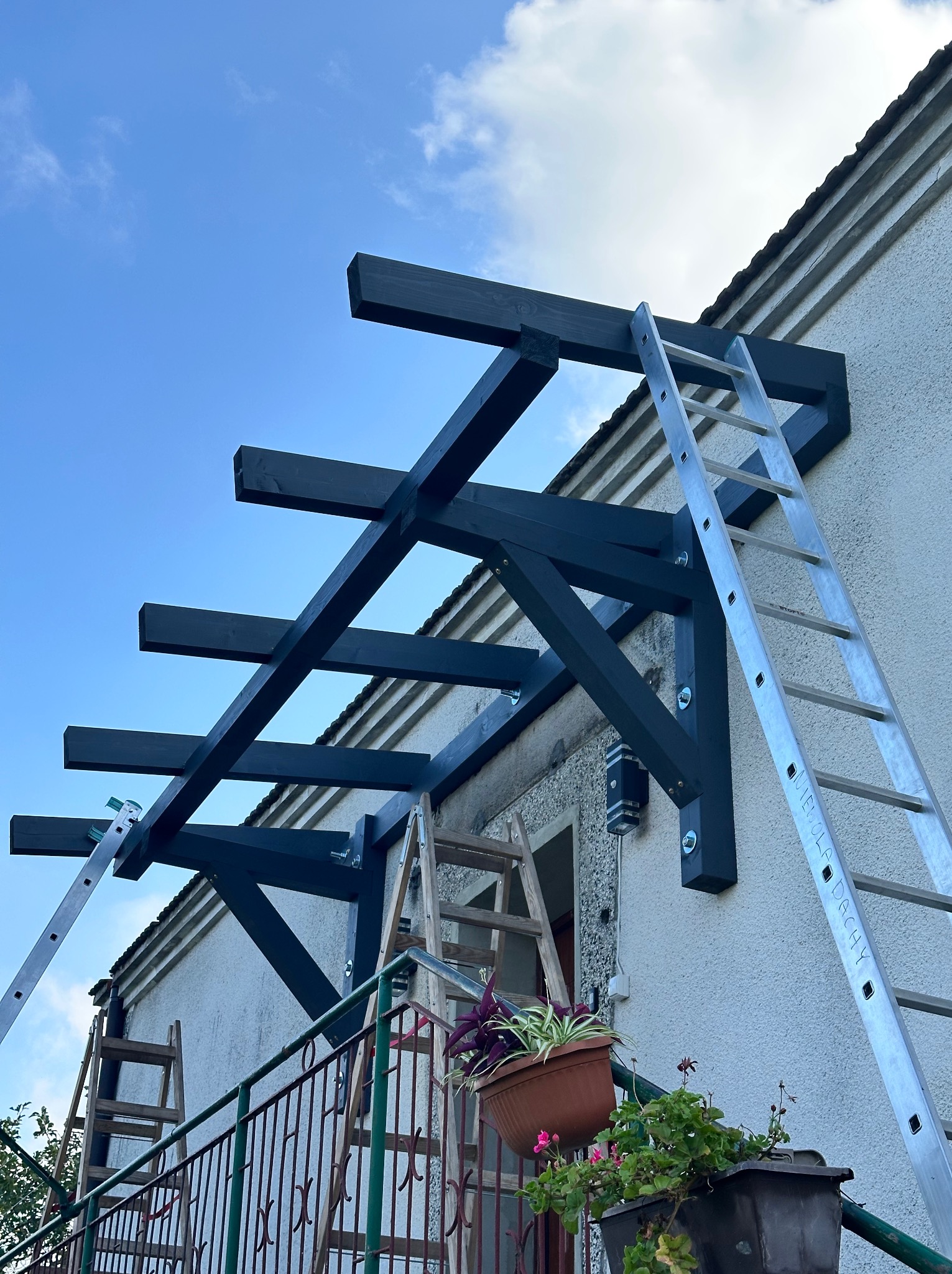 Zadaszenie przed wejściem do domu