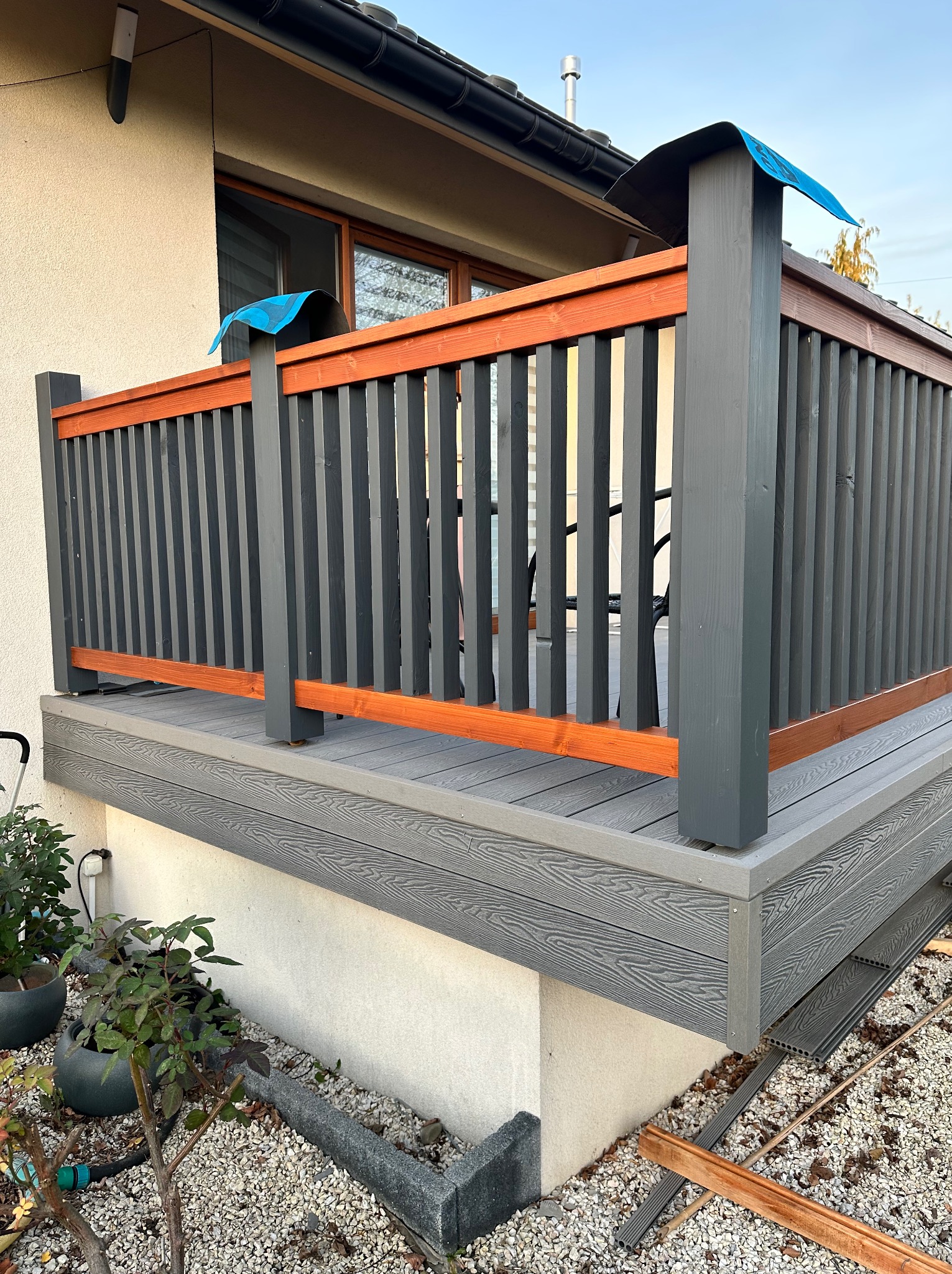 Deska kompozytowa i drewniane balustrady