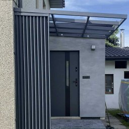 Zabudowa wejścia do domu, przygotowana pod poliwęglan, dodatkowo wstawka lamelowa.