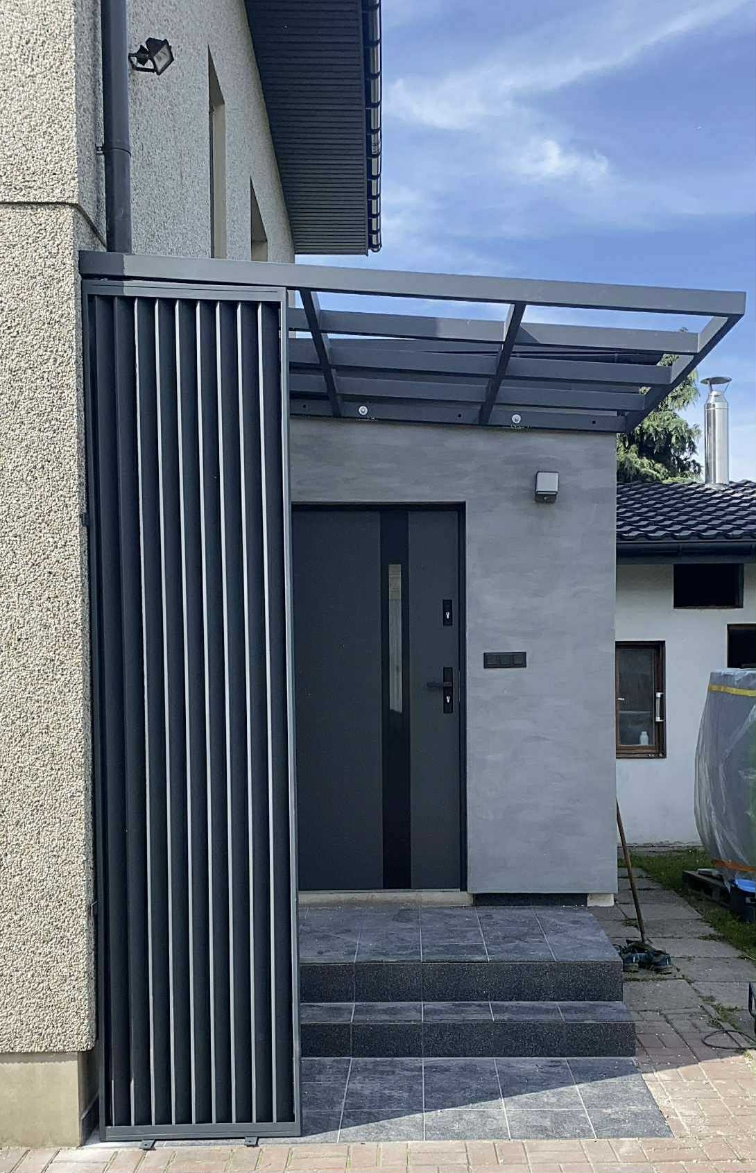 Zabudowa wejścia do domu, przygotowana pod poliwęglan, dodatkowo wstawka lamelowa.