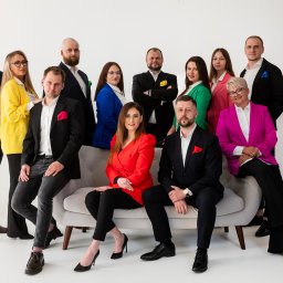 Zespół Prostokąt Nieruchomości - ludzie, którzy z pasją i zaangażowaniem wspierają Klientów w sprzedaży, kupnie oraz wynajmie nieruchomości. 

Razem tworzymy biuro, które łączy profesjonalizm z ludzkim podejściem. 