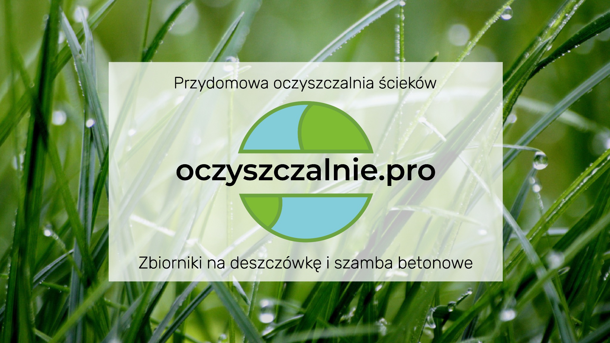 Grafika z logo oczyszczalnie.pro na tle trawy z kroplami rosy, promująca przydomowe oczyszczalnie ścieków i zbiorniki na deszczówkę.