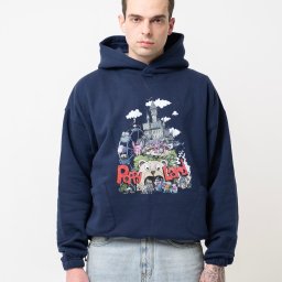 Dwa De Studio - Mężczyzna prezentuje granatową bluzę z kapturem i nadrukiem 'Poppy Land', w dżinsach na białym tle. Widoczny tatuaż na dłoni.