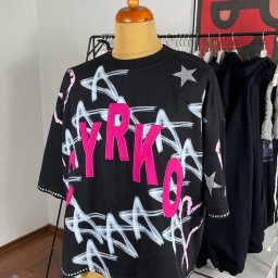 Koszulka koncertowa dla piosenkarki Cyrko
Projekt kroju + Szycie + Projekty graficzne + Haft + Nadruk DTF + Folia Glitter