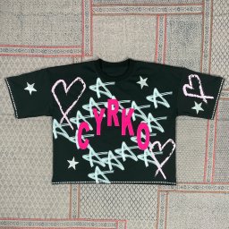 Koszulka koncertowa dla piosenkarki Cyrko
Projekt kroju + Szycie + Projekty graficzne + Haft + Nadruk DTF + Folia Glitter
