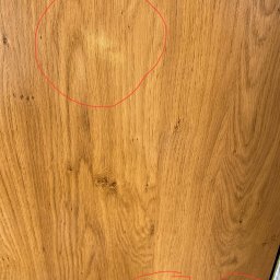 Przebarwienia na skrzydle przed