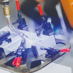 Spawanie zrobotyzowane w PROTEC to połączenie nowoczesnej technologii i najwyższej precyzji. Dzięki wykorzystaniu robotów spawalniczych zapewniamy powtarzalną jakość spoin, wysoką wydajność oraz możliwość realizacji nawet najbardziej wymagających projektów