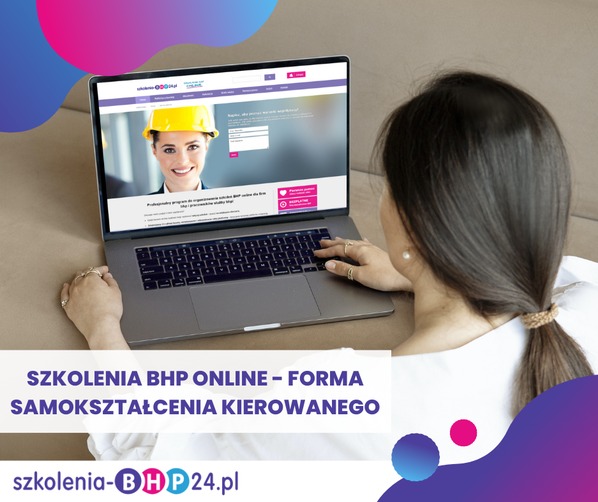 Kobieta korzysta z laptopa, na ekranie strona z ofertą szkoleń BHP online z uśmiechniętą kobietą w kasku. Widok zza ramienia, jasne tło.