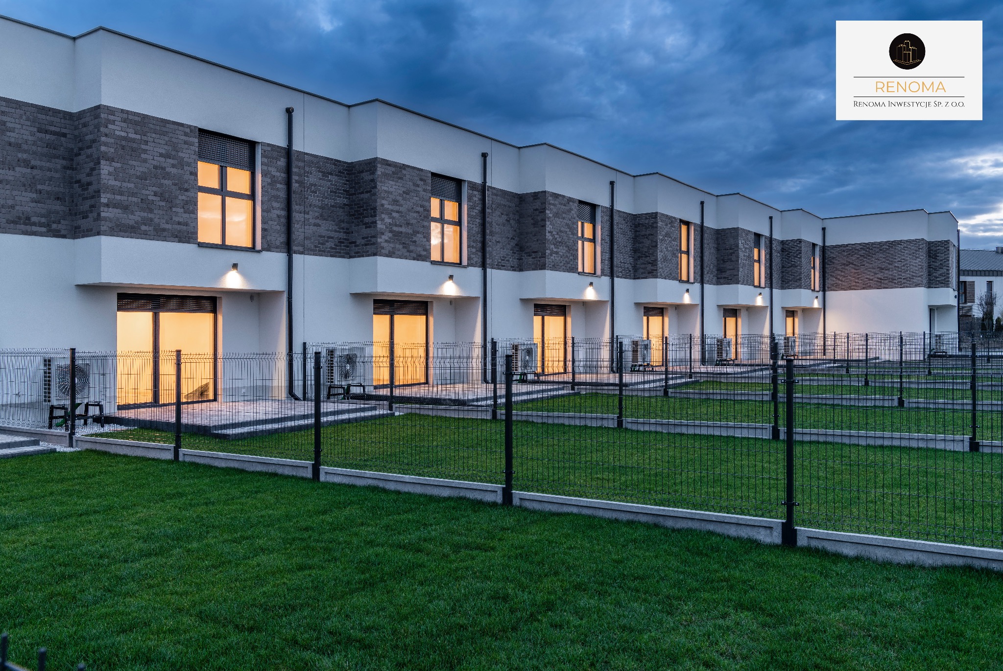 Szeregówka w nowoczesnym stylu z elementami cegły klinkierowej, oświetlona ciepłym światłem wieczornym, z widocznym ogrodzeniem i trawnikiem.