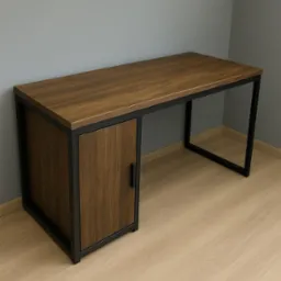 Biurko z drewnianym blatem i szafką, czarna metalowa rama. Ujęcie z perspektywy, widoczna podłoga i szara ściana w tle. Minimalistyczny design, naturalne światło.