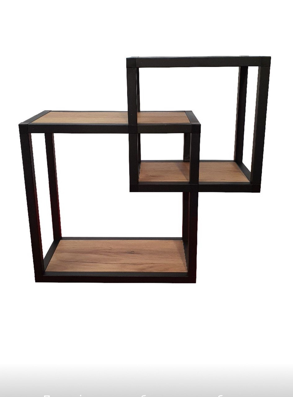 Asymetryczna półka z metalowym stelażem i drewnianymi blatami, ustawiona na białym tle. Nowoczesny design z elementami industrialnymi.