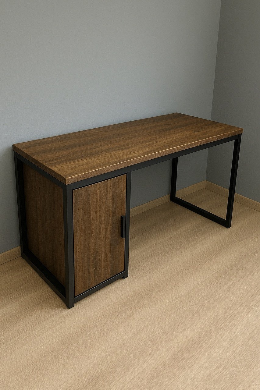 Biurko z drewnianym blatem i szafką, czarna metalowa rama. Ujęcie z perspektywy, widoczna podłoga i szara ściana w tle. Minimalistyczny design, naturalne światło.