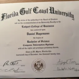 Dyplom ukończenia studiów Bachelor of Science w Computer Information Systems na Florida Gulf Coast University, z podpisami i pieczęcią uczelni.