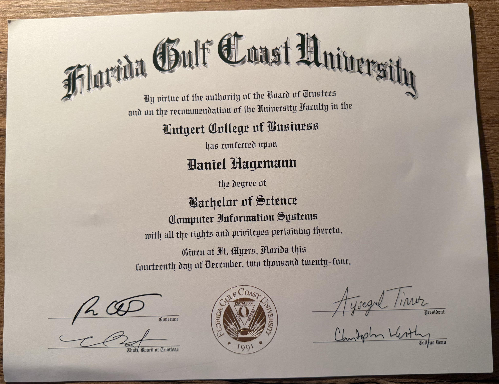 Dyplom ukończenia studiów Bachelor of Science w Computer Information Systems na Florida Gulf Coast University, z podpisami i pieczęcią uczelni.