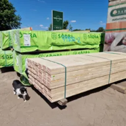 Jesteśmy też bezpośrednim importerem drewna konstrukcyjnego C24 ze Szwecji.