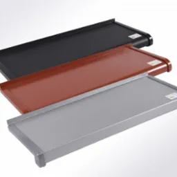 Trzy parapety aluminiowe w kolorach: czarnym, brązowym i szarym, ułożone jeden na drugim, na białym tle. Widoczne detale wykończenia i etykiety producenta.