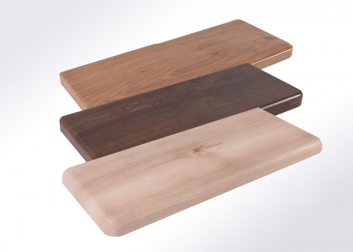 Trzy próbki parapetów z konglomeratu w odcieniach brązu i beżu, ułożone kaskadowo na jasnym tle. Widoczne różne wykończenia i kolory.