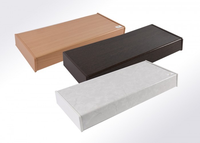 Trzy parapety w różnych kolorach i wzorach (drewnopodobny jasny, drewnopodobny ciemny i marmurkowy), ułożone ukośnie na białym tle, prezentacja.