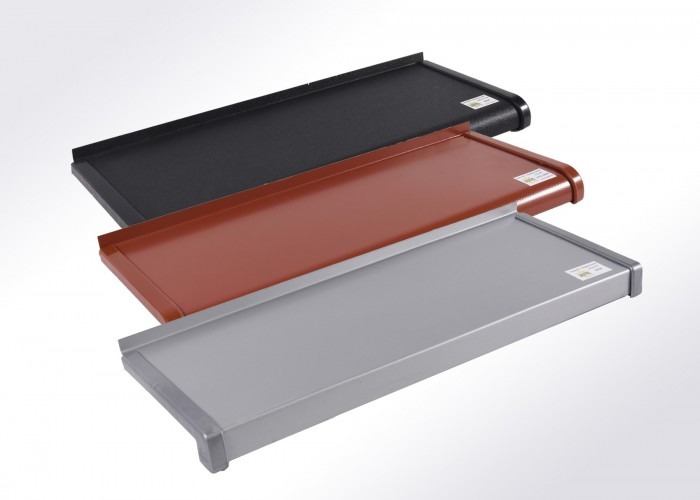 Trzy parapety aluminiowe w kolorach: czarnym, brązowym i szarym, ułożone jeden na drugim, na białym tle. Widoczne detale wykończenia i etykiety producenta.