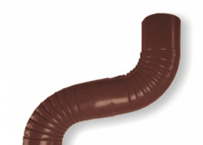 Brązowy, profilowany element rynny spustowej, wygięty w kształt litery S, na białym tle z cieniem. Detal systemu odprowadzania wody z dachu.