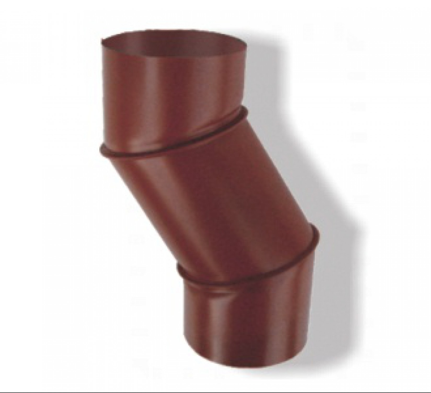 Brązowa rura spustowa z PVC, z kolankiem, na białym tle. Element systemu odprowadzania wody deszczowej, widoczne połączenia segmentów rury.