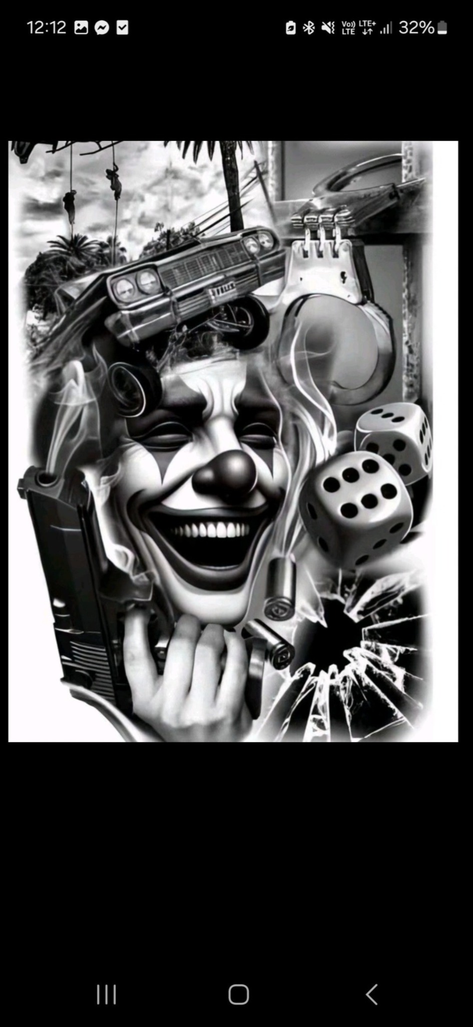 Czarno-biała grafika przedstawiająca tatuaż z motywem klauna, samochodu, broni i kostek do gry, tworząca mroczny i artystyczny wzór.