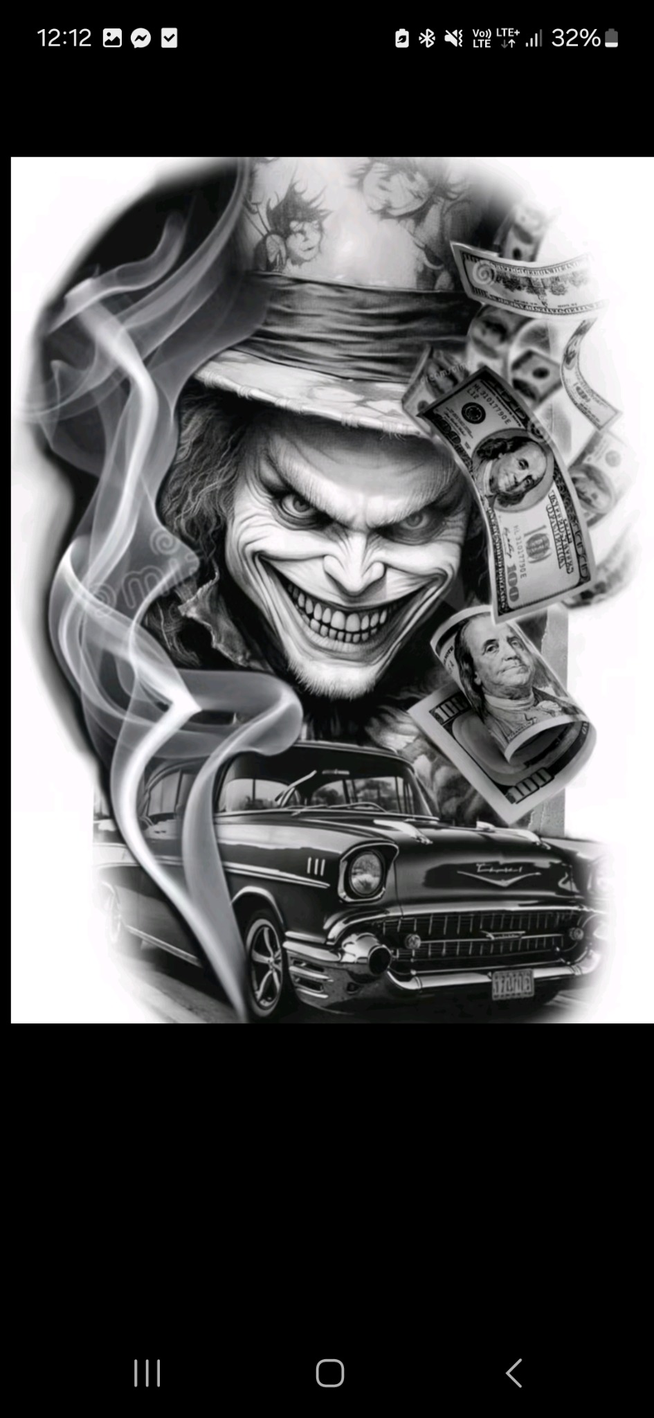 Czarno-biały tatuaż na ciele: Joker w kapeluszu, pieniądze i klasyczny samochód, tworzący unikalny, mroczny motyw. Grafika na skórze.