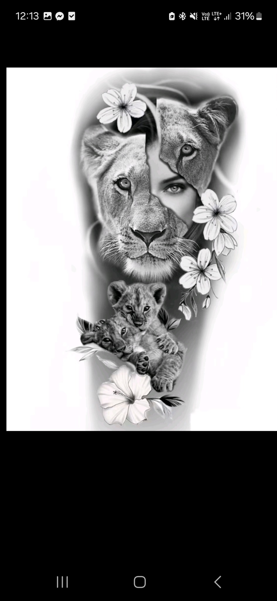 Czarno-biały tatuaż: lew, lwica z kobiecymi oczami, lwiątka i kwiaty hibiskusa. Delikatne cieniowanie tworzy iluzję głębi. Unikalny motyw.