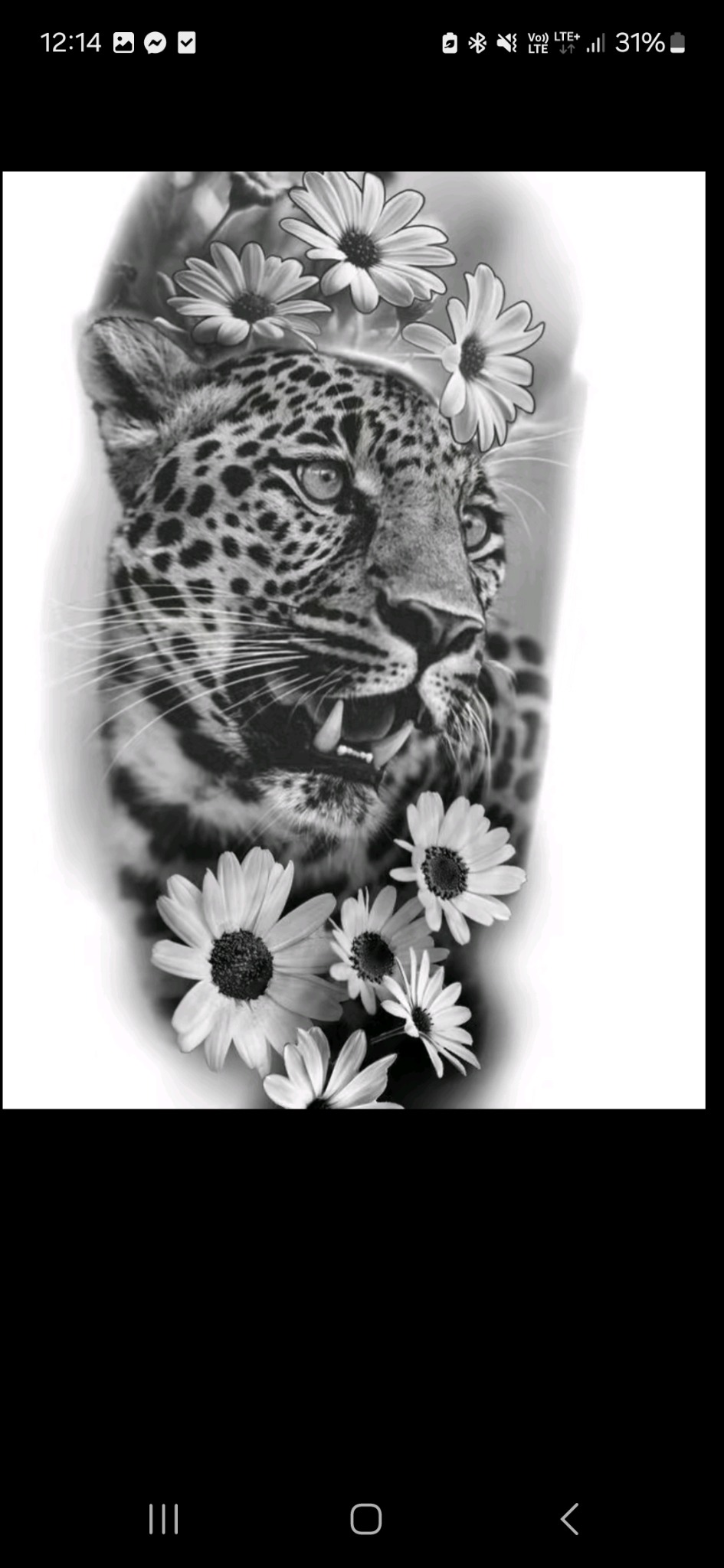 Czarno-biały tatuaż na ciele z motywem jaguara i kwiatów, artystyczny projekt, widoczne detale sierści i płatków, wykonany w technice cieniowania.