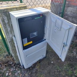 MKZ SPÓŁKA Z OGRANICZONĄ ODPOWIEDZIALNOŚCIĄ - Montaż Kopensatora SVG na budowie