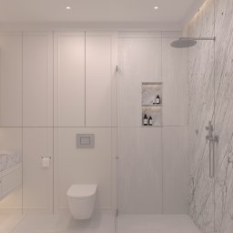 Nycz.design - Minimalistyczna łazienka w bieli z marmurową ścianą prysznicową i wnęką na kosmetyki. Toaleta podwieszana, zabudowa meblowa.