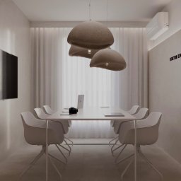 Nycz.design - Minimalistyczna sala konferencyjna w biurze: biały stół z laptopami, krzesła z metalowymi nogami i designerskie lampy wiszące. Stonowana kolorystyka, subtelne oświetlenie.
