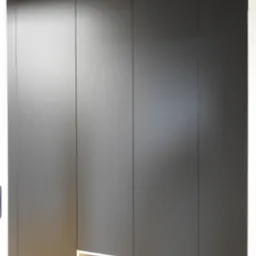 Czarna, matowa szafa wnękowa z otwartymi półkami na buty w dolnej części. Minimalistyczny design, jasne tło, widoczne obuwie.