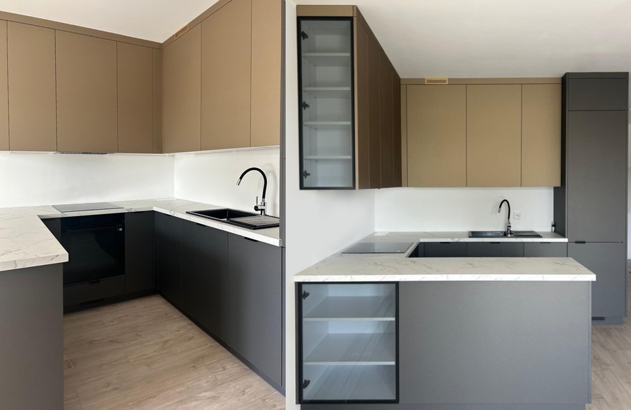 Nowoczesna kuchnia z szarymi szafkami dolnymi i beżowymi górnymi, blatem imitującym marmur i czarną armaturą. Widoczne szklane witryny i płyta indukcyjna.