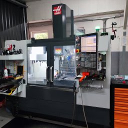 Daniel Kińczyk Kin-spaw Usługi spawalniczo-ślusarskie, obróbka metali - Nowoczesna frezarka CNC Haas VF-2 w warsztacie, widoczne narzędzia i panel sterowania. Maszyna gotowa do obróbki metalu.