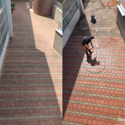 LemurCleaning - Mycie kostki brukowej metodą porównawczą: obszar przed i po czyszczeniu. Pracownik w stroju roboczym używa myjki ciśnieniowej. Widok z góry.