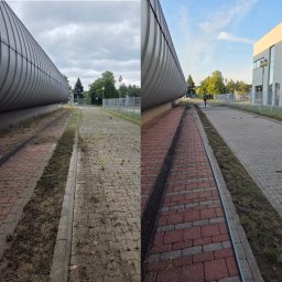 LemurCleaning - Efekt przed i po czyszczenia kostki brukowej przy budynku. Po lewej zaniedbana, po prawej wyczyszczona kostka czerwono-szara. Widoczny wąż i pracownik w oddali.