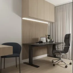 Nowoczesne biuro domowe z biurkiem z regulacją wysokości, drewnianą ścianą z lameli i oświetleniem LED. Krzesło biurowe na kółkach i minimalistyczne dekoracje.