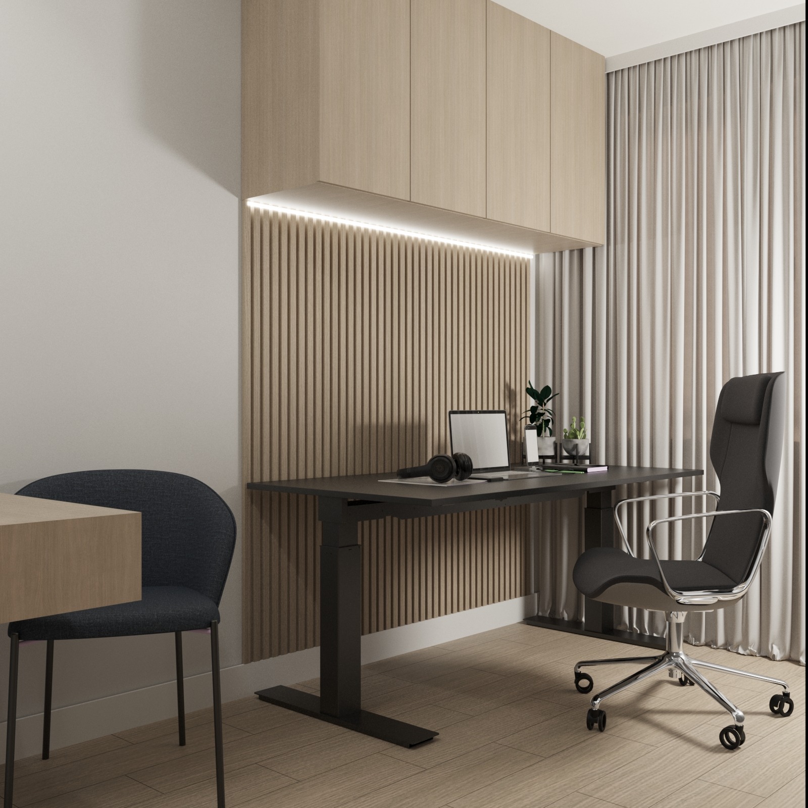 Nowoczesne biuro domowe z biurkiem z regulacją wysokości, drewnianą ścianą z lameli i oświetleniem LED. Krzesło biurowe na kółkach i minimalistyczne dekoracje.