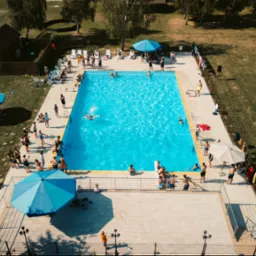 Najgłębsza strefa basenu wynosi 2,5m głębokości. W tej strefie można skakać z deski.