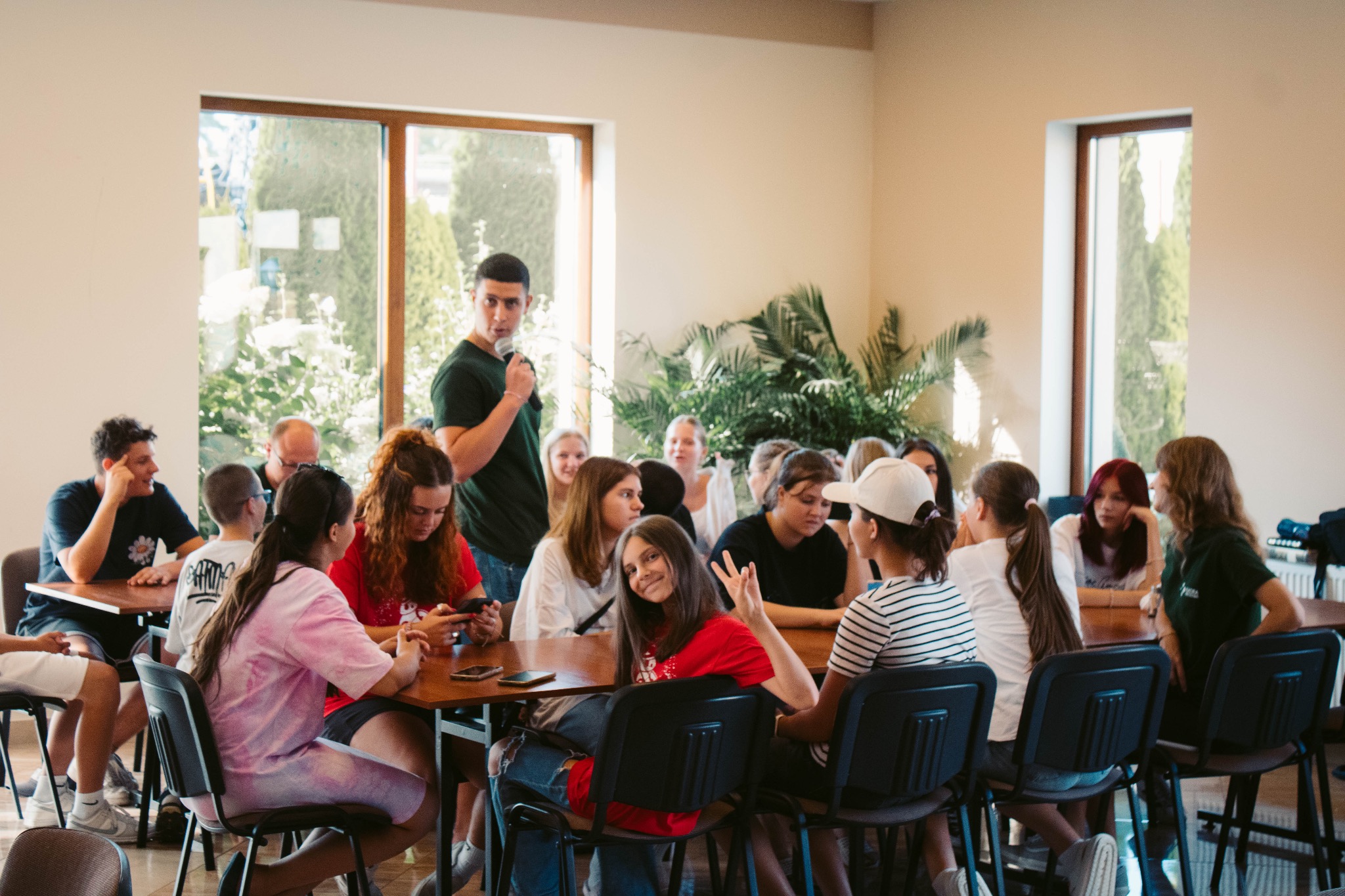 Stołówka jest przestrzennym, klimatyzowanym pokojem gdzie każdy pokój ma przeznaczone dla siebie miejsce.