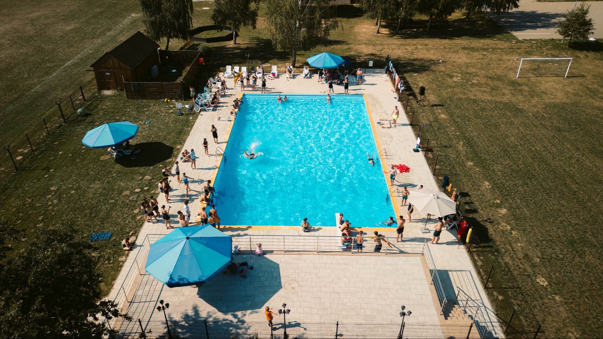 Najgłębsza strefa basenu wynosi 2,5m głębokości. W tej strefie można skakać z deski.