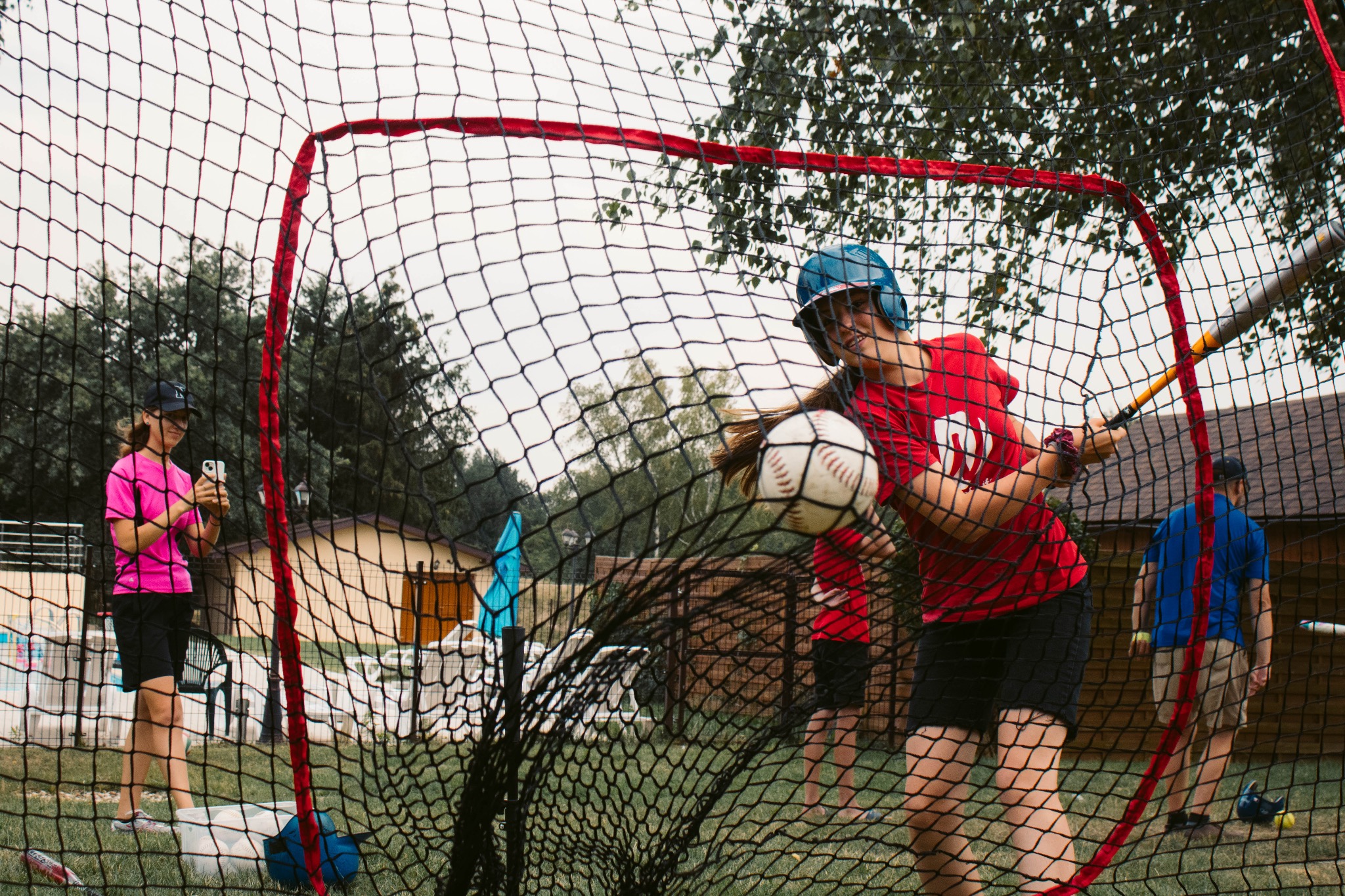Uczymy gry w baseballa tzn. uderzania, łapania i zasad.