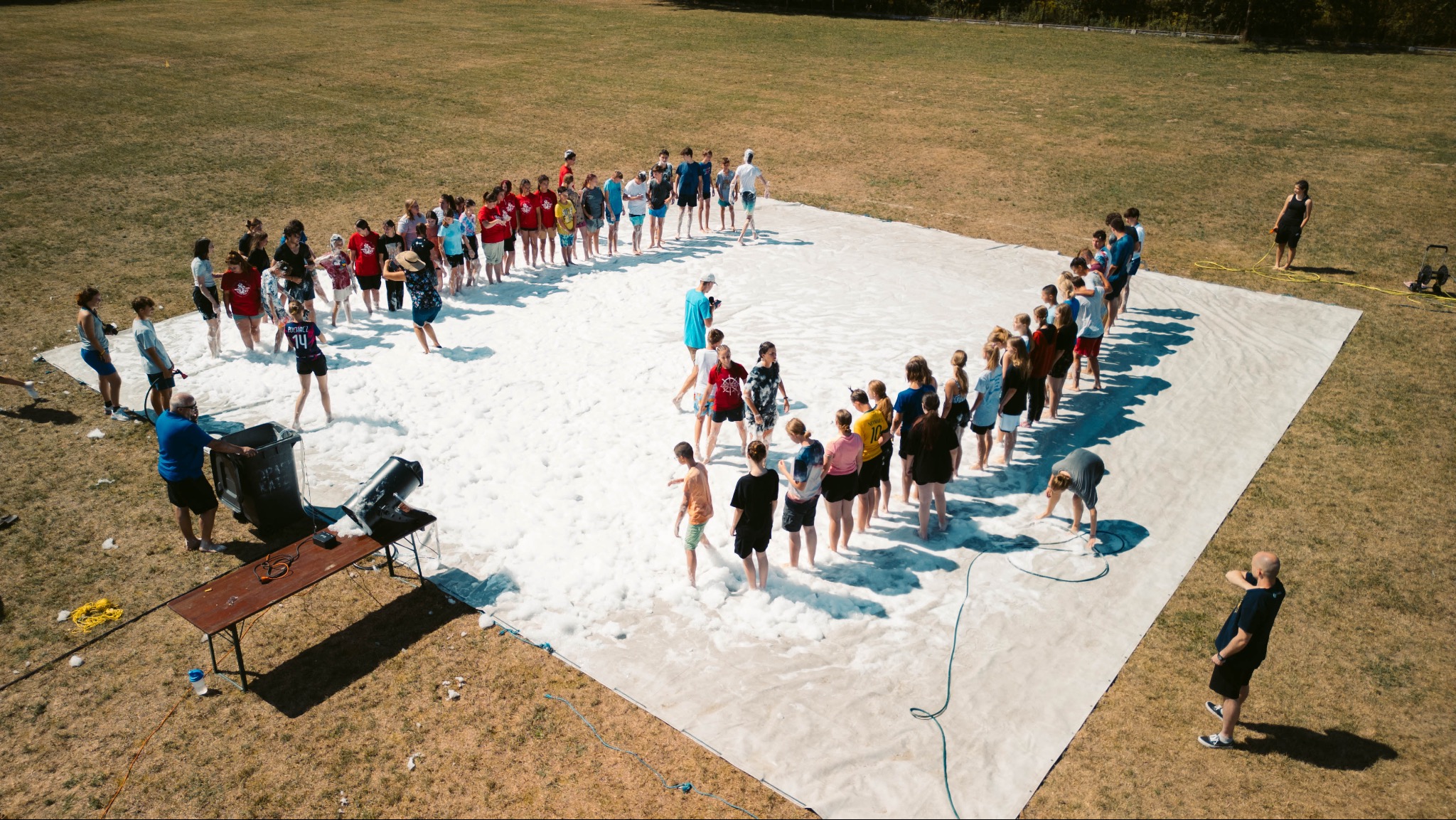 Zabawy z pianą na dużej folii to wyjątkowa atrakcja, która ochłodzi w gorące dni.