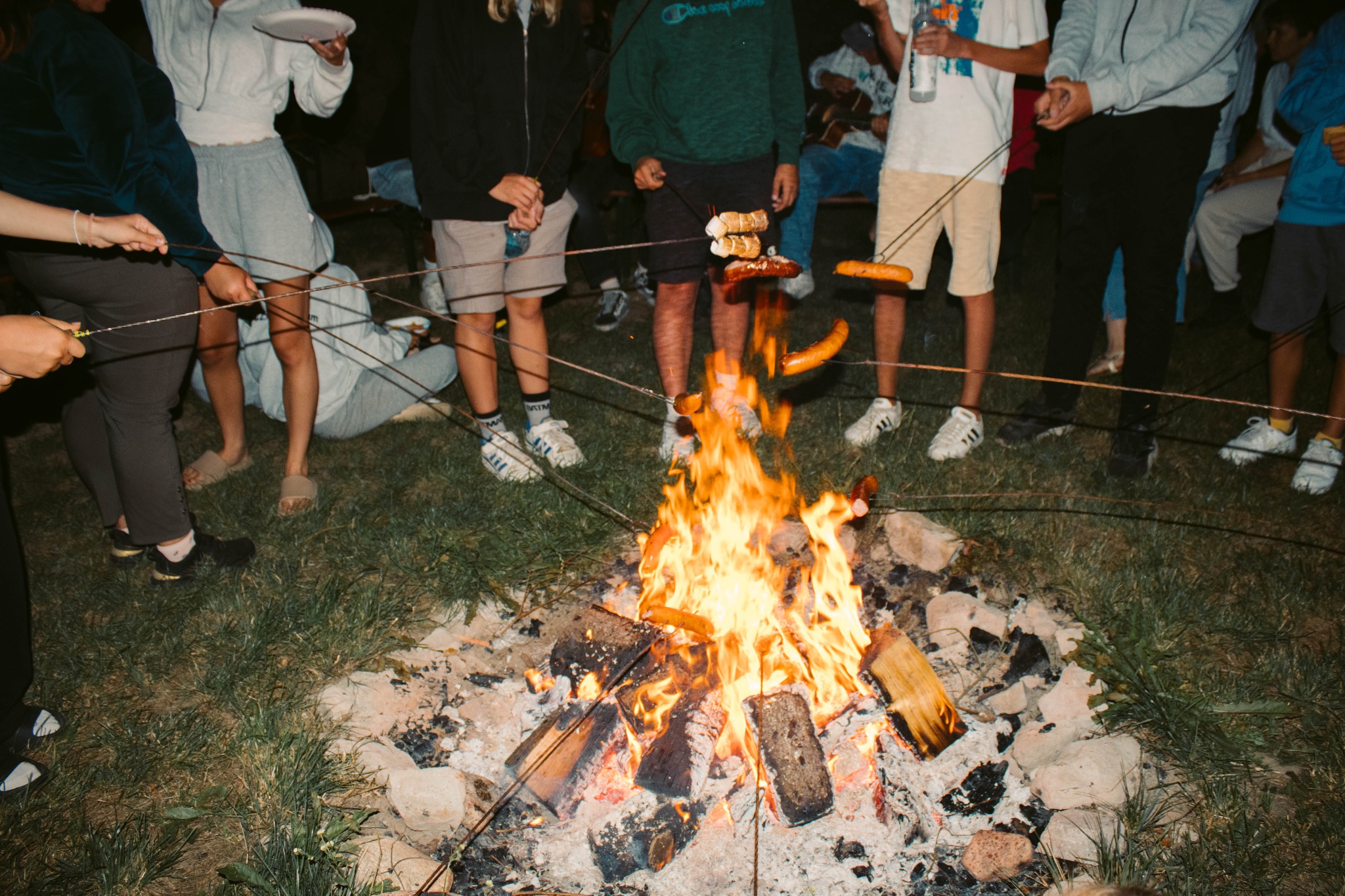 Pod koniec obozu, organizujemy ognisko gdzie można zrobić amerykańską przekąskę smores.