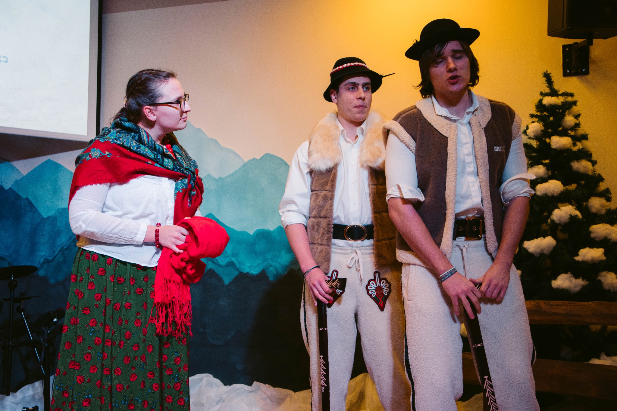 Obóz ma odzwierciedlać charakter górski stąd przebieranie w stroje góralskie, oscypki i wiele więcej.