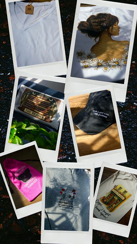 Kolaż zdjęć w stylu polaroid przedstawia odzież i akcesoria z nadrukami o tematyce książkowej: koszulki, czapka, torba na książki, woreczek na okulary. Różne wzory i motywy.